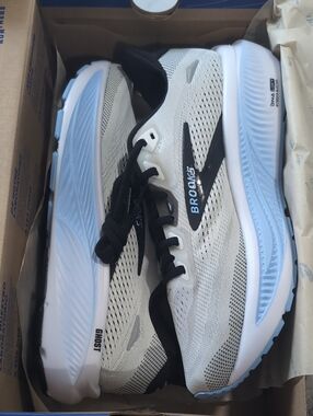 Brooks Ghost 18 White and Light Blue Men's Running Shoes. Size 8..New
